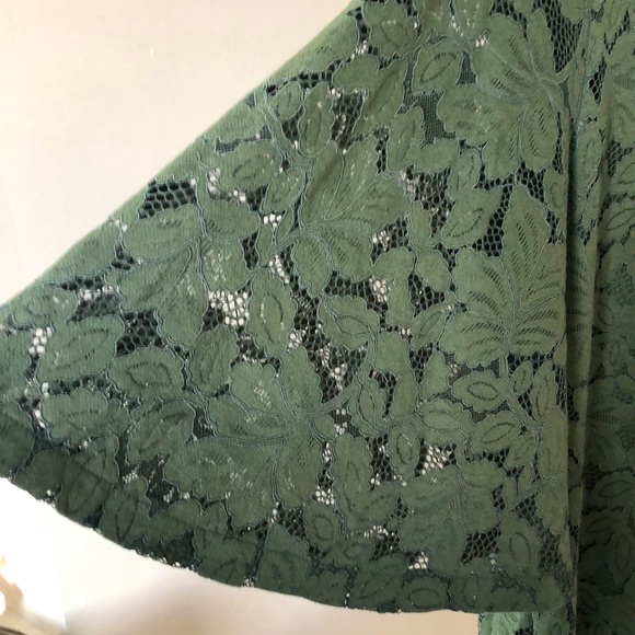 Green forest lace top with bell shaped sleeves - Picture 3 of 4